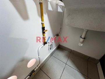 ALQUILER ¡Tu nuevo hogar te espera! Descubre este lindo y acogedor departamento remodelado, ubicado en el 3er piso con vista interna, excelente ilumin