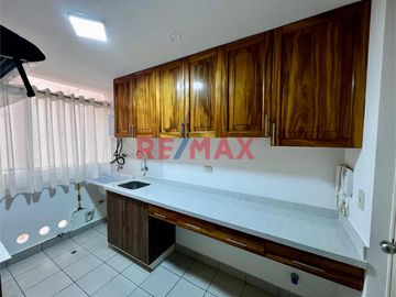 ALQUILER ¡Tu nuevo hogar te espera! Descubre este lindo y acogedor departamento remodelado, ubicado en el 3er piso con vista interna, excelente ilumin