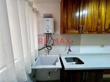 ALQUILER ¡Tu nuevo hogar te espera! Descubre este lindo y acogedor departamento remodelado, ubicado en el 3er piso con vista interna, excelente ilumin