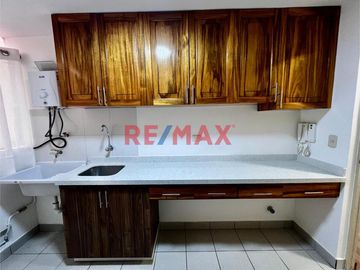 ALQUILER ¡Tu nuevo hogar te espera! Descubre este lindo y acogedor departamento remodelado, ubicado en el 3er piso con vista interna, excelente ilumin