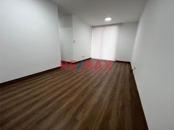ALQUILER ¡Tu nuevo hogar te espera! Descubre este lindo y acogedor departamento remodelado, ubicado en el 3er piso con vista interna, excelente ilumin