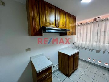 ALQUILER ¡Tu nuevo hogar te espera! Descubre este lindo y acogedor departamento remodelado, ubicado en el 3er piso con vista interna, excelente ilumin