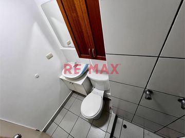 ALQUILER ¡Tu nuevo hogar te espera! Descubre este lindo y acogedor departamento remodelado, ubicado en el 3er piso con vista interna, excelente ilumin