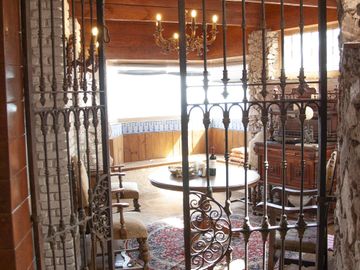 Casa en Venta en Vista del Valle, estilo colonial mexicano, con gran jardín