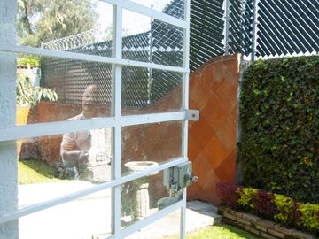 Casa en Venta en Vista del Valle, estilo colonial mexicano, con gran jardín