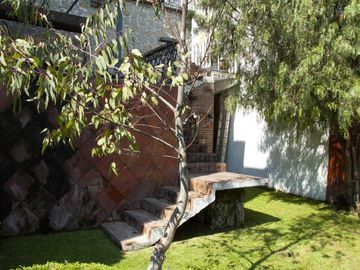 Casa en Venta en Vista del Valle, estilo colonial mexicano, con gran jardín