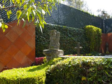 Casa en Venta en Vista del Valle, estilo colonial mexicano, con gran jardín