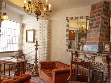 Casa en Venta en Vista del Valle, estilo colonial mexicano, con gran jardín