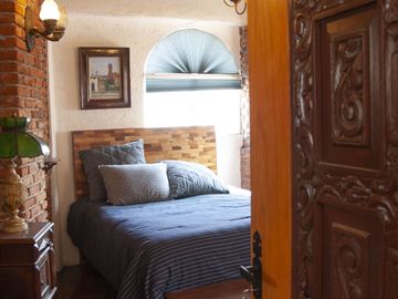 Casa en Venta en Vista del Valle, estilo colonial mexicano, con gran jardín