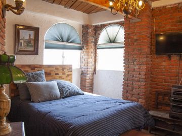 Casa en Venta en Vista del Valle, estilo colonial mexicano, con gran jardín