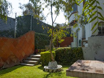 Casa en Venta en Vista del Valle, estilo colonial mexicano, con gran jardín
