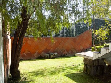 Casa en Venta en Vista del Valle, estilo colonial mexicano, con gran jardín