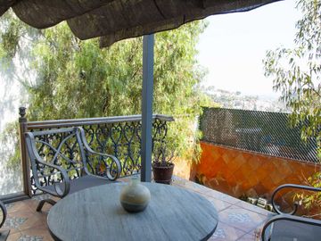 Casa en Venta en Vista del Valle, estilo colonial mexicano, con gran jardín