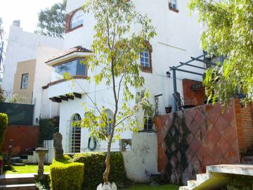 Casa en Venta en Vista del Valle, estilo colonial mexicano, con gran jardín