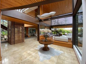 VENTA DE MODERNA CASA en Rionegro, sector Llanogrande.
