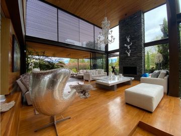 VENTA DE MODERNA CASA en Rionegro, sector Llanogrande.