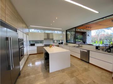 VENTA DE MODERNA CASA en Rionegro, sector Llanogrande.