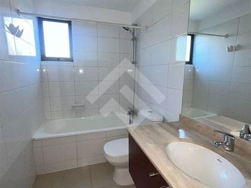 Casa grande en venta de 4 dorm. en Peñalolén