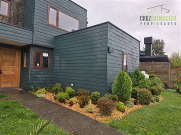 Casa en venta de 4 dorm. en Puerto Varas