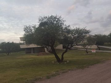 PROPIEDAD DE GRAN CATEGORÍA. EN BARRIO CERRADO CAUSANA SOBRE AUTOPISTA CBA-CARLOS PAZ.