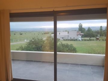 PROPIEDAD DE GRAN CATEGORÍA. EN BARRIO CERRADO CAUSANA SOBRE AUTOPISTA CBA-CARLOS PAZ.