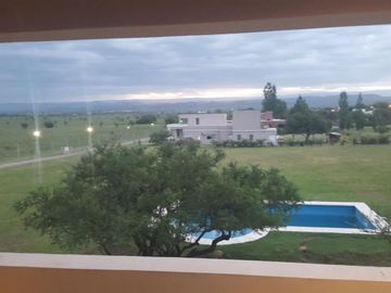PROPIEDAD DE GRAN CATEGORÍA. EN BARRIO CERRADO CAUSANA SOBRE AUTOPISTA CBA-CARLOS PAZ.