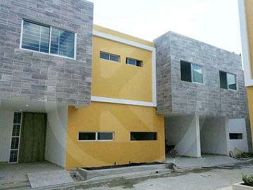 Casa De Dos Pisos En Conjunto Cerrado Camino Real, Montería.