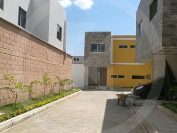 Casa De Dos Pisos En Conjunto Cerrado Camino Real, Montería.