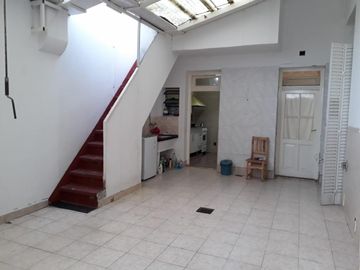 Venta Casa tipo PH muy buen estado. Amplio. Parque Patricios