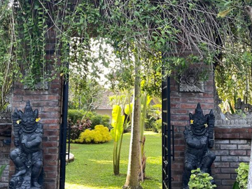 TANAH BONUS BANGUNAN VILLA TAMAN TERAWAT DI KUBU MANYAR CANGGU BADUNG