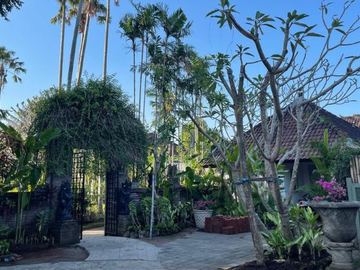 TANAH BONUS BANGUNAN VILLA TAMAN TERAWAT DI KUBU MANYAR CANGGU BADUNG