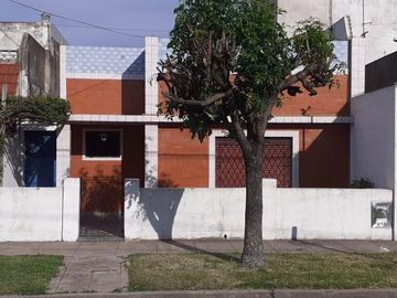 Casa Fondo en venta en Lanus Oeste