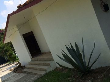 EN ZONA DE AGUAS TERMALES PROPIEDAD COMERCIAL
