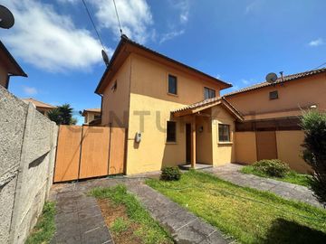 Se vende casa de dos niveles en Ulriksen