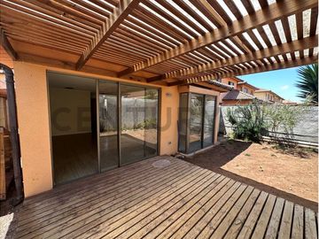 Se vende casa de dos niveles en Ulriksen