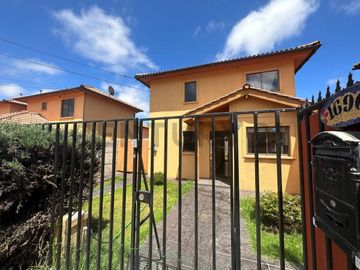 Se vende casa de dos niveles en Ulriksen