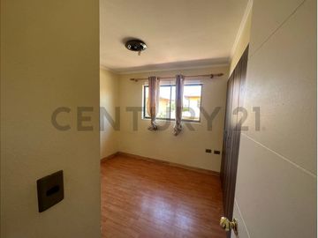 Se vende casa de dos niveles en Ulriksen