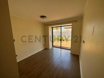 Se vende casa de dos niveles en Ulriksen