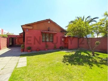VENTA DE CASA EN GRAN TERRENO 900 MTS