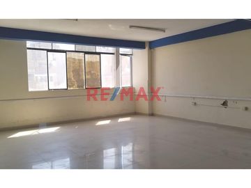 🌟 ¡Oportunidad de Inversión en Chiclayo! 🌟

¿Buscas el lugar perfecto para tu negocio? ¡No busques más! Te presentamos este magnífico local comercia