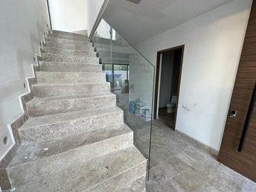 Casa con alberca privada, doble altura, pisos de mármol, Residencial Rio