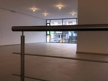 VENTA LOCAL COMERCIAL 200 m2 DUPLEX - SECTOR 6 DICIEMBRE Y ELOY ALFARO.