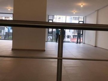 VENTA LOCAL COMERCIAL 200 m2 DUPLEX - SECTOR 6 DICIEMBRE Y ELOY ALFARO.