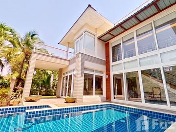 Luxurious's beach front community house
