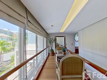 Luxurious's beach front community house