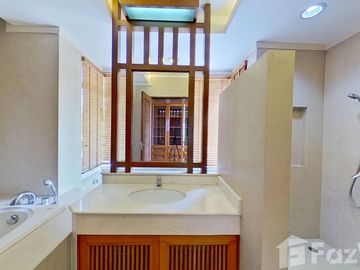 Luxurious's beach front community house