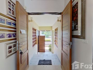 Luxurious's beach front community house