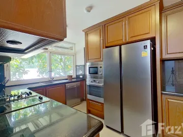 Luxurious's beach front community house