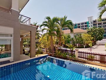 Luxurious's beach front community house