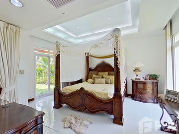 Luxurious's beach front community house